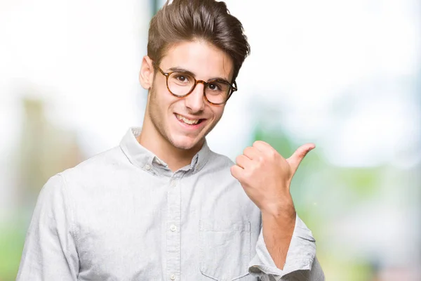 Joven Hombre Guapo Con Gafas Sobre Fondo Aislado Sonriendo Con — Foto de Stock