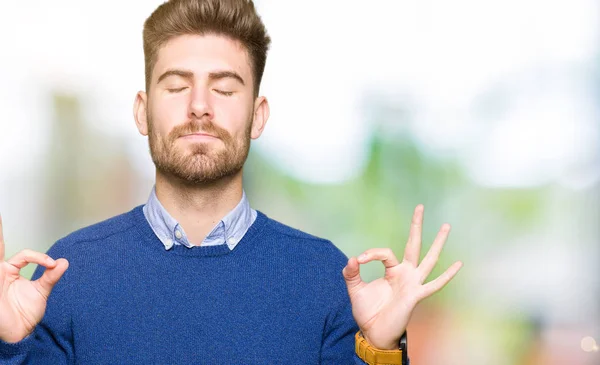 Joven Guapo Bussines Hombre Relajarse Sonreír Con Los Ojos Cerrados — Foto de Stock