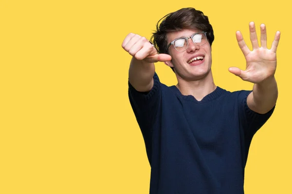 Mladý Pohledný Muž Nosí Brýle Nad Izolované Zobrazeným Pozadím Směřující — Stock fotografie