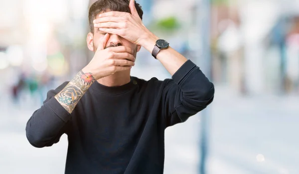 Joven Hombre Guapo Sobre Fondo Aislado Cubriendo Los Ojos Boca — Foto de Stock