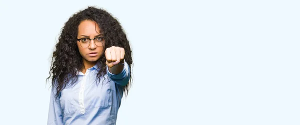 Jovem Menina Negócios Bonita Com Cabelo Encaracolado Usando Óculos Punho — Fotografia de Stock