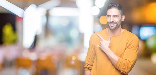 Joven Hombre Guapo Sobre Fondo Aislado Alegre Con Una Sonrisa — Foto de Stock