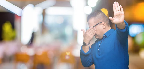 Hombre Árabe Mediana Edad Que Usa Gafas Sobre Fondo Aislado — Foto de Stock