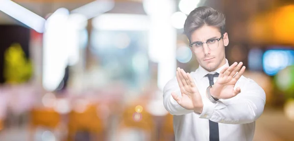 年轻的商人戴眼镜在孤立的背景拒绝表达交叉武器和手掌做负号 愤怒的脸 — 图库照片