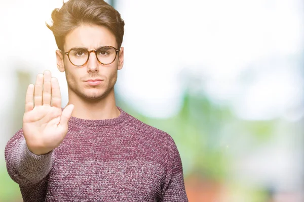 Homem Bonito Jovem Usando Óculos Sobre Fundo Isolado Fazendo Parar — Fotografia de Stock