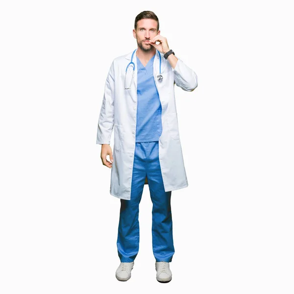 Üzerinde Tıbbi Üniforma Giyen Yakışıklı Doktor Adam Arka Plan Ağız — Stok fotoğraf