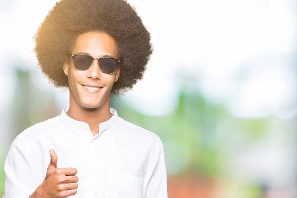 Giovane Uomo Afro Americano Con Capelli Afro Indossare Occhiali Sole — Foto Stock