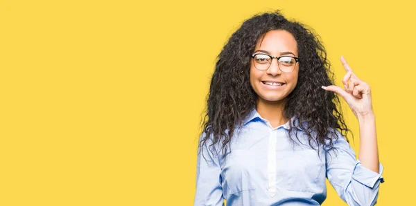 Junge Schöne Business Girl Mit Lockigem Haar Trägt Eine Brille — Stockfoto