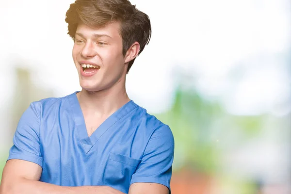 Unga Läkare Bär Medicinsk Uniform Över Isolerade Bakgrund Glada Ansikte — Stockfoto