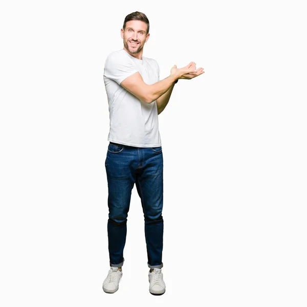 Przystojny Mężczyzna Ubrany Casual Biały Shirt Wskazując Bok Ręką Otwartą — Zdjęcie stockowe
