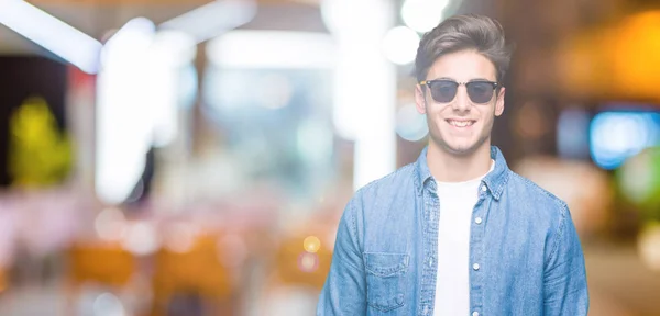 Joven Hombre Guapo Con Gafas Sol Sobre Fondo Aislado Con —  Fotos de Stock