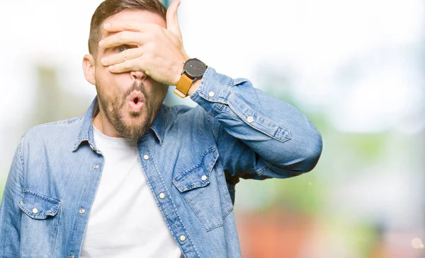 Hombre Guapo Con Ojos Azules Barba Vistiendo Chaqueta Mezclilla Asomándose —  Fotos de Stock