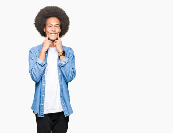 Joven Afroamericano Con Pelo Afro Sonriendo Con Boca Abierta Los — Foto de Stock