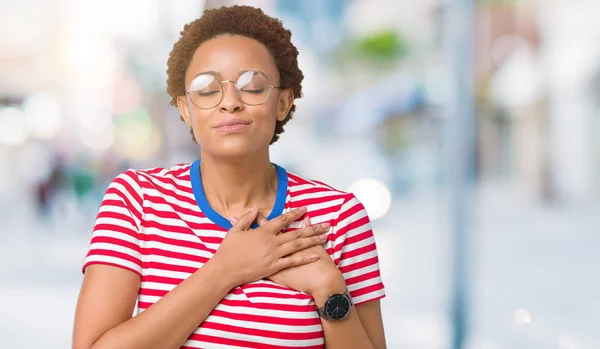 Hermosa Mujer Afroamericana Joven Con Gafas Sobre Fondo Aislado Sonriendo — Foto de Stock