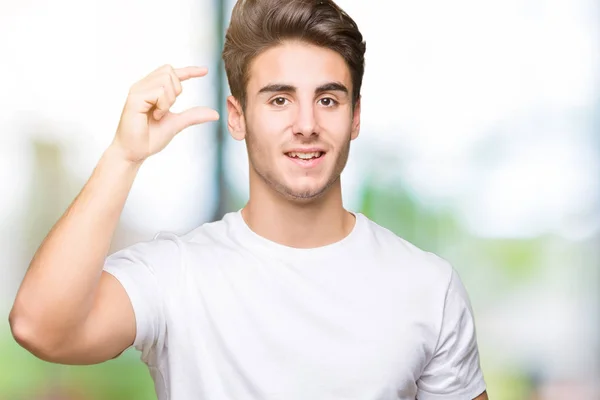 Joven Hombre Guapo Con Camiseta Blanca Sobre Fondo Aislado Sonriente —  Fotos de Stock