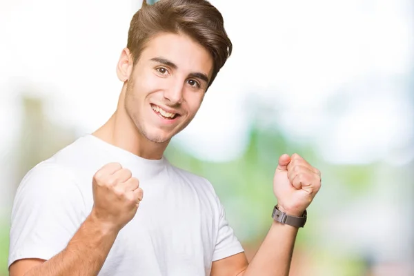 Joven Hombre Guapo Con Camiseta Blanca Sobre Fondo Aislado Celebrando — Foto de Stock