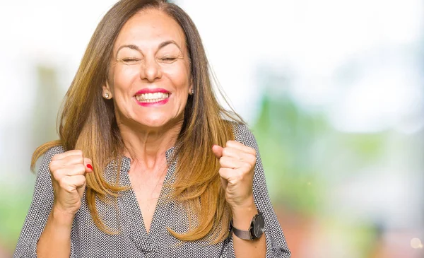 Güzel Orta Yaş Kadını Heyecan Için Zafer Kutluyor Gülümseyen Başarı — Stok fotoğraf