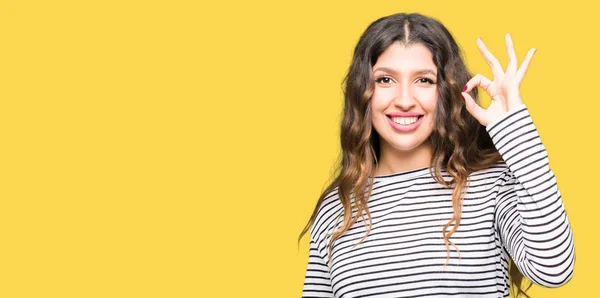 Giovane Bella Donna Che Indossa Maglione Strisce Sorridente Positivo Facendo — Foto Stock