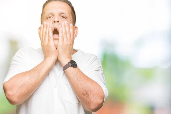 Araber Mittleren Alters Tragen Weißes Shirt Über Isoliertem Hintergrund Müde — Stockfoto