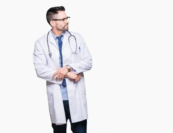 Guapo Joven Médico Sobre Fondo Aislado Sonriendo Mirando Lado Con —  Fotos de Stock