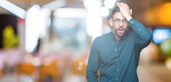 Jovem Homem Negócios Bonito Usando Óculos Sobre Fundo Isolado Surpreso — Fotografia de Stock