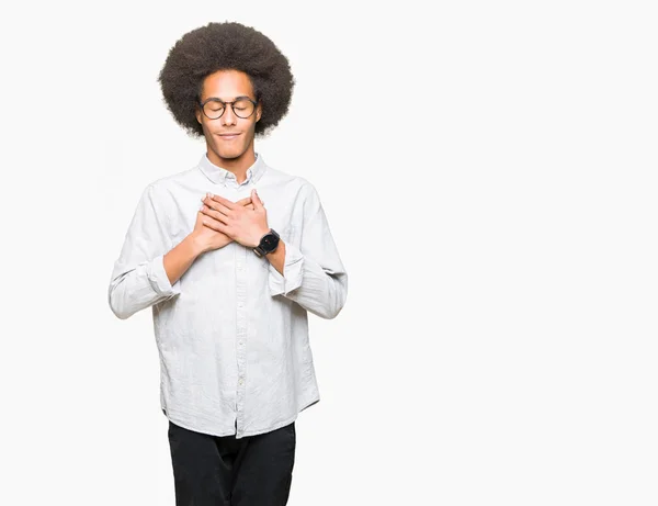 Joven Afroamericano Cabello Afro Con Gafas Sonrientes Con Las Manos —  Fotos de Stock