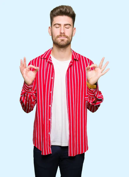Jeune Bel Homme Portant Une Chemise Rouge Détendre Sourire Les — Photo