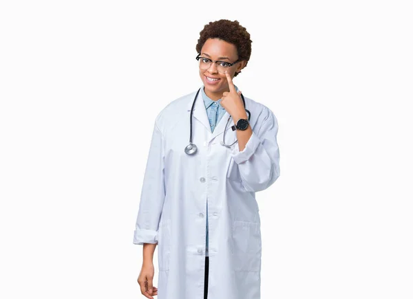 Joven Doctora Afroamericana Con Abrigo Médico Sobre Fondo Aislado Señalando —  Fotos de Stock