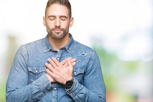 Joven Hombre Guapo Sobre Fondo Aislado Sonriendo Con Las Manos —  Fotos de Stock