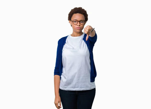 Молодая Красивая Африканская Американка Очках Изолированном Фоне Выглядит Несчастной Злой — стоковое фото