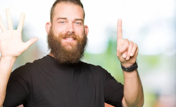 Joven Hombre Rubio Con Camiseta Casual Mostrando Apuntando Hacia Arriba —  Fotos de Stock