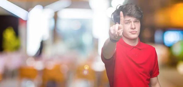 Pemuda Tampan Mengenakan Kaos Merah Atas Latar Belakang Terisolasi Menunjuk — Stok Foto