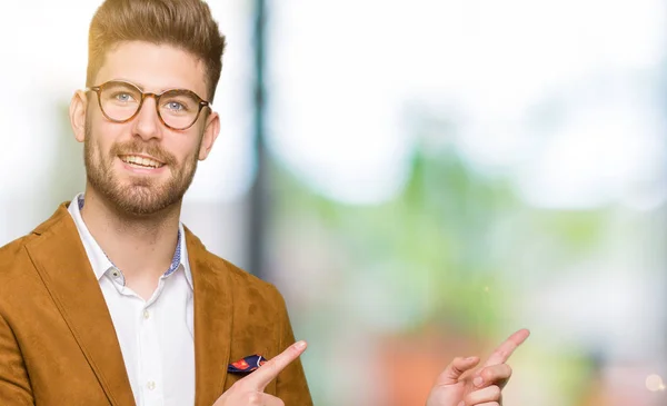 Joven Hombre Negocios Guapo Con Gafas Sonriendo Mirando Cámara Apuntando —  Fotos de Stock