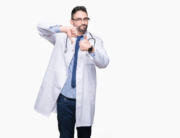 Όμορφος Νέος Γιατρός Άνθρωπος Πάνω Από Απομονωμένες Φόντο Κάνει Αντίχειρες — Φωτογραφία Αρχείου