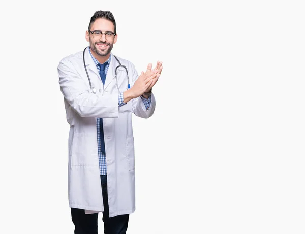 Bonito Jovem Médico Homem Sobre Fundo Isolado Batendo Palmas Aplaudindo — Fotografia de Stock