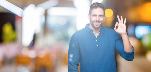 Joven Hombre Guapo Sobre Fondo Aislado Sonriendo Positiva Haciendo Signo — Foto de Stock