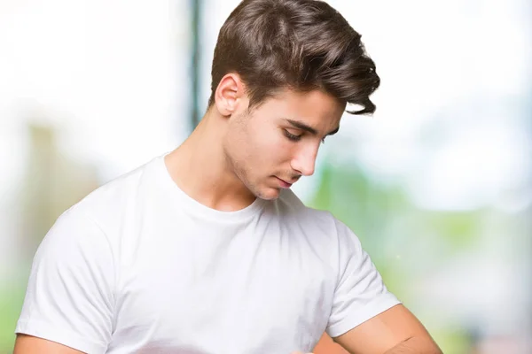 Joven Hombre Guapo Con Camiseta Blanca Sobre Fondo Aislado Comprobación —  Fotos de Stock
