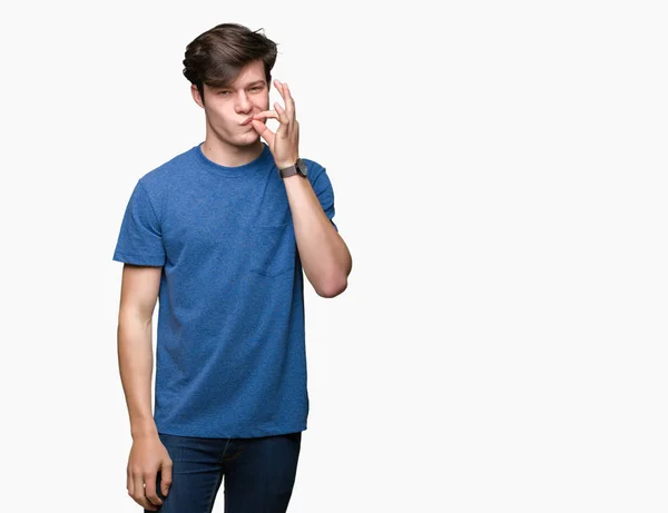 Joven Hombre Guapo Con Camiseta Azul Sobre Boca Fondo Aislado — Foto de Stock