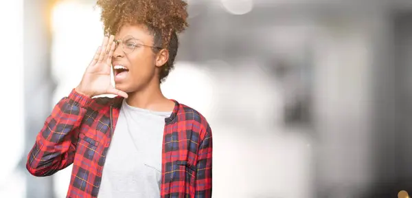 Linda Jovem Afro Americana Vestindo Óculos Sobre Fundo Isolado Gritando — Fotografia de Stock