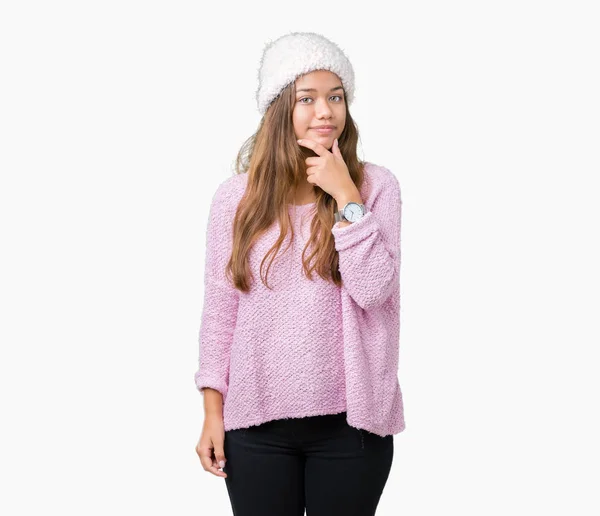 Giovane Bella Donna Bruna Indossa Maglione Cappello Invernale Sfondo Isolato — Foto Stock