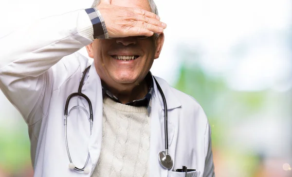 Hombre Guapo Médico Senior Con Abrigo Médico Sonriendo Riendo Con —  Fotos de Stock