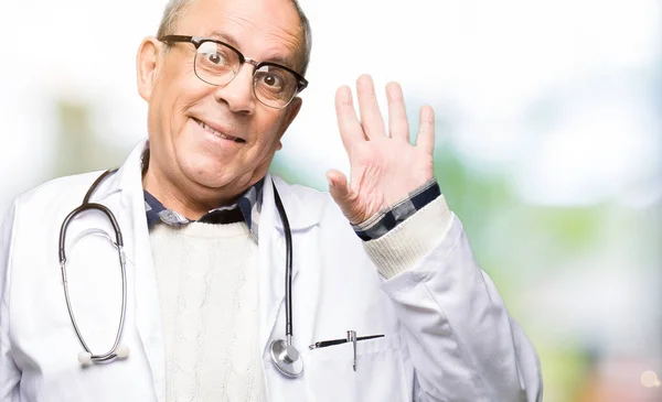 Gutaussehender Oberarzt Medizinischem Mantel Der Fröhlich Grüßt Und Lächelt Freundliche — Stockfoto
