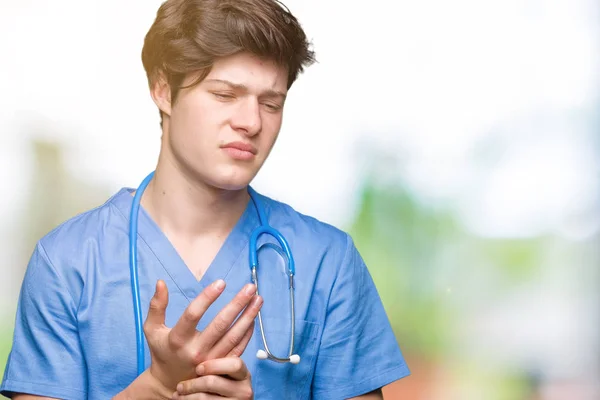 Fiatal Orvos Visel Orvosi Egységes Elszigetelt Háttérben Szenvedés Fájdalom Kéz — Stock Fotó