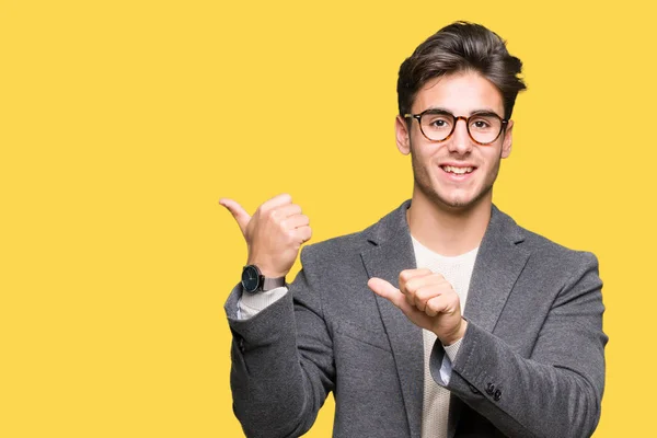 Fiatal Üzletember Szemüveg Viselése Alatt Elszigetelt Háttér Mutatva Hoz Hát — Stock Fotó