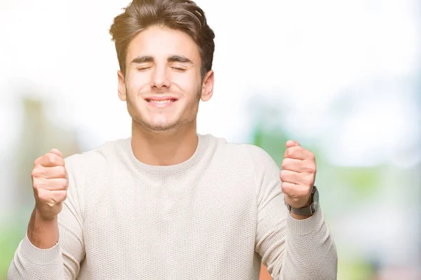 Joven Hombre Guapo Sobre Fondo Aislado Emocionado Por Éxito Con — Foto de Stock