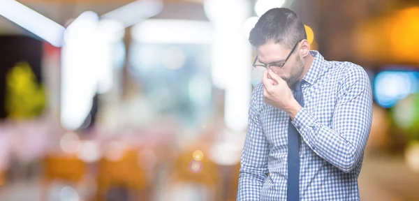 Jovem Homem Negócios Usando Óculos Sobre Fundo Isolado Cansado Esfregando — Fotografia de Stock