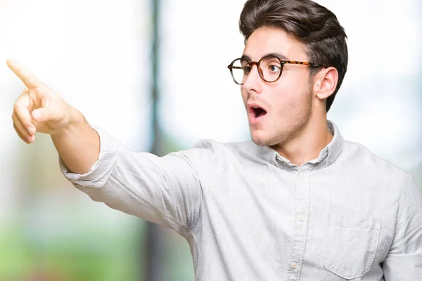 Joven Hombre Guapo Con Gafas Sobre Fondo Aislado Señalando Con — Foto de Stock