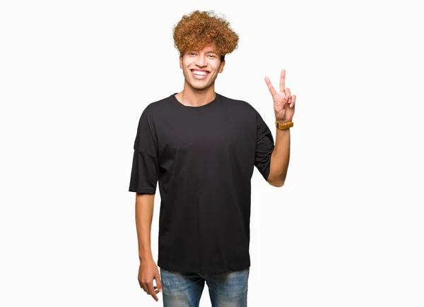 Νέος Όμορφος Άντρας Αφροάφρο Μαλλιά Φορώντας Μαύρο Μπλουζάκι Χαμογελώντας Χαρούμενο — Φωτογραφία Αρχείου