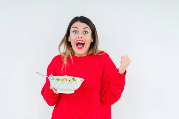 Ung Kvinna Äter Fräsch Hälsosam Sallad Över Isolerad Bakgrund Mycket — Stockfoto