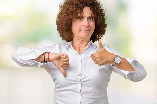 Schöne Seniorin Mittleren Alters Über Isolierten Hintergrund Die Daumen Nach — Stockfoto